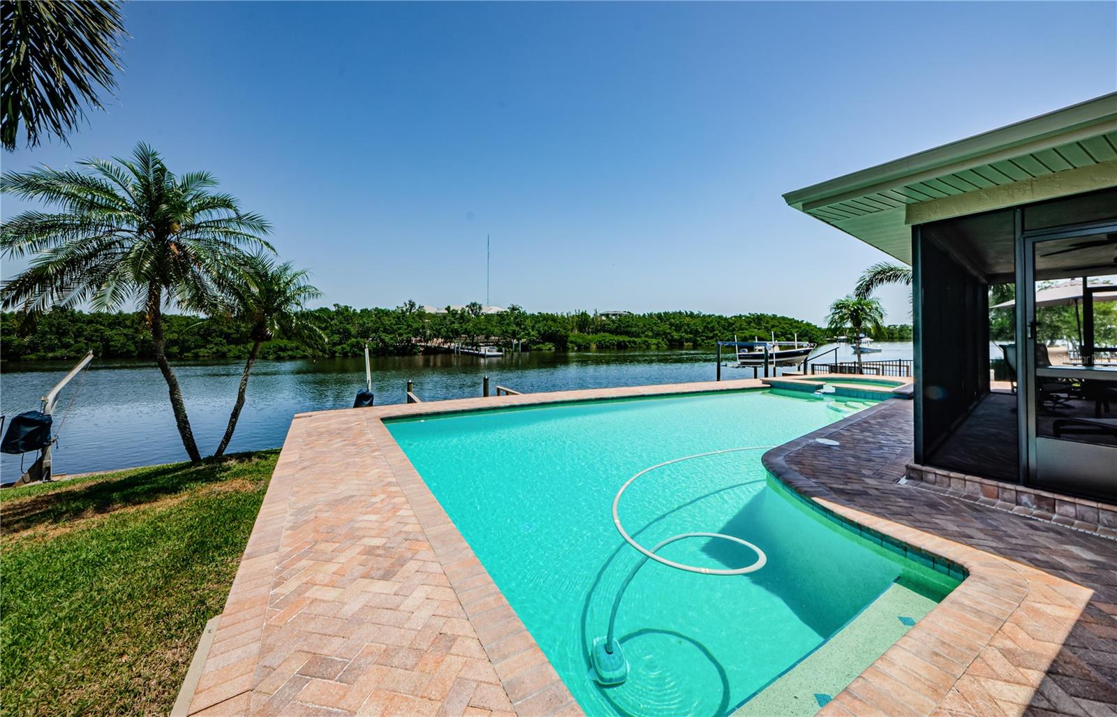671 TALLAHASSEE DRIVE NE