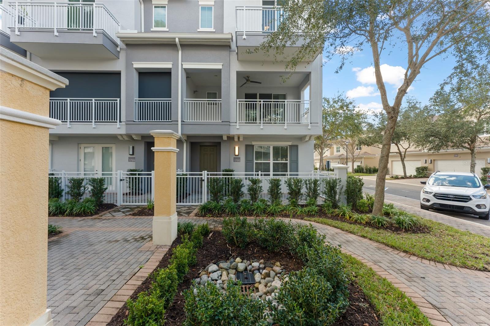 GRANDE OAKS AT HEATHROW - Residential