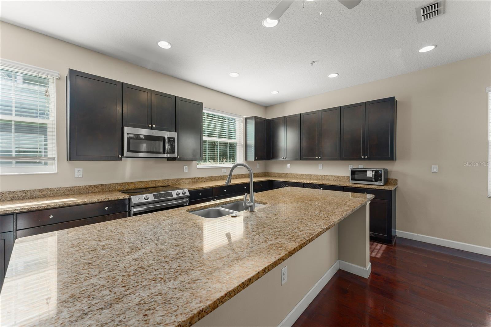 GRANDE OAKS AT HEATHROW - Residential