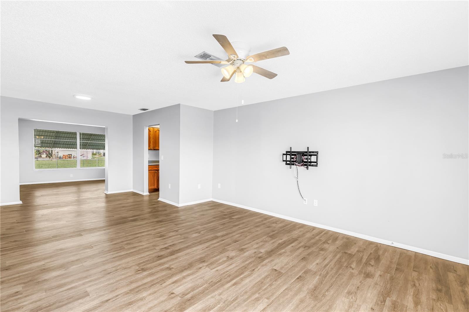 802 BUTTONWOOD DRIVE