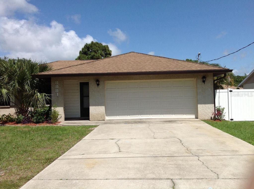 This 2-bedroom 2-bathroom furnished house with a garage is located in a residential area 10 min from the most beautiful beach in USA Siesta Key.
There are several other beaches like Nokomis, Venice within 15 min ride. Nearby are Westfield Mall, Costco and other stores and restaurants.
Could be rented month to month or long term.