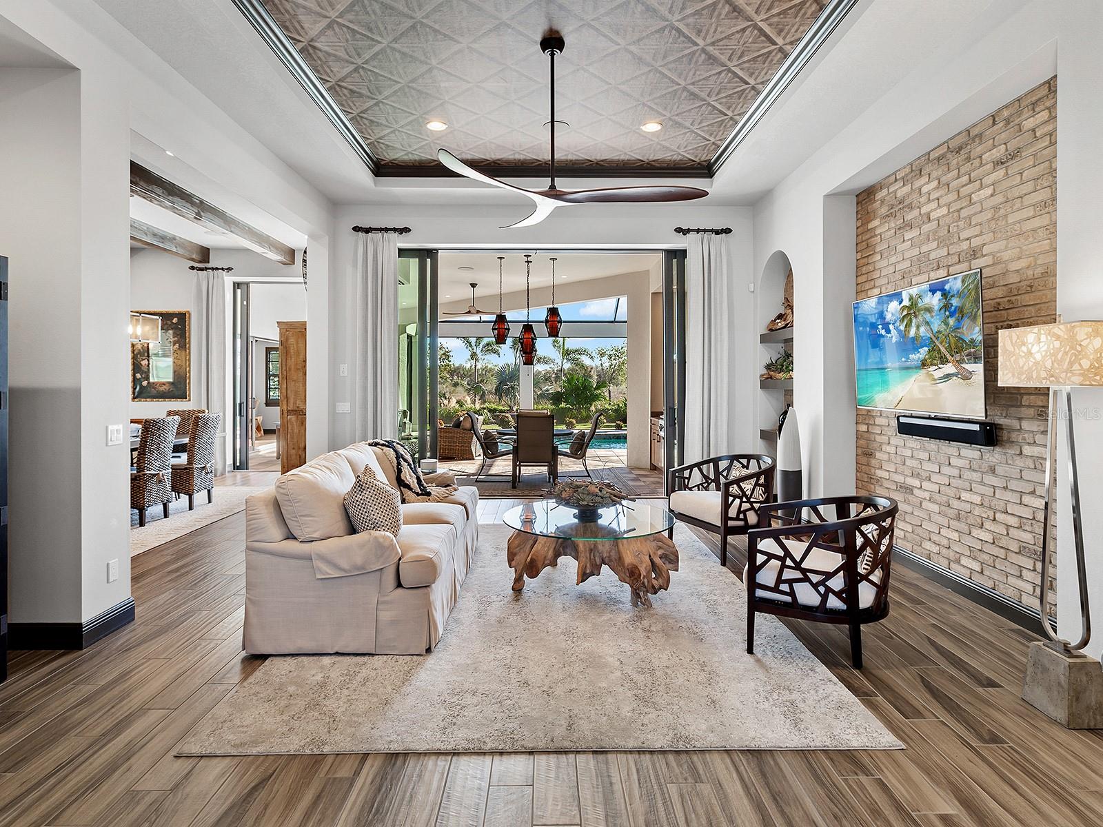 LAKE CLUB - Residential