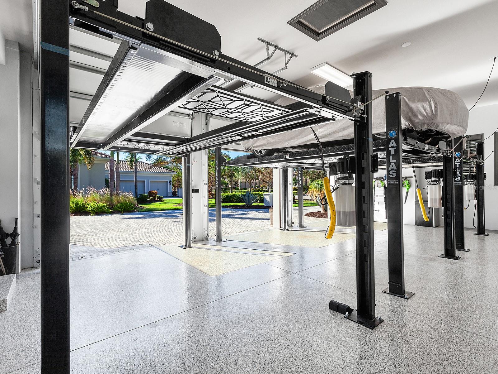 LAKE CLUB - Residential