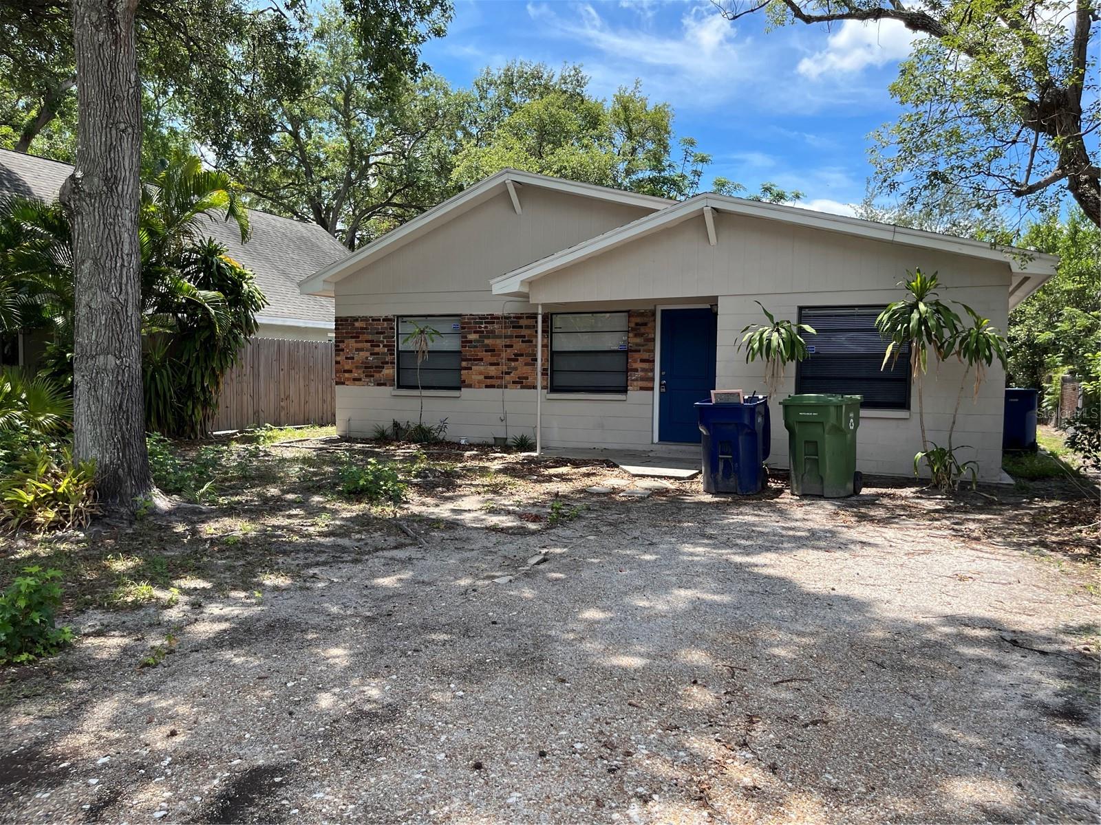 Bayshore ,Beautiful home in heart of South Tampa, Walking distance to Bayshore, YMCA,. Lovely kitchen with Stainless appliances, granite counters, bonus room could be 3rd bedroom, also includes indoor laundry area. Easy access to MacDill Airfare Base, Downtown Tampa and Bridges to St Pete