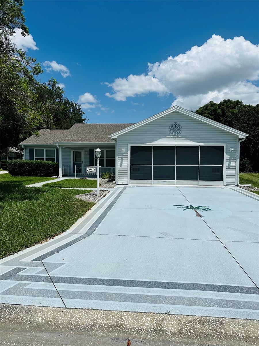 AWESOME LOCATION LOCATED BETWEEN SPAINSH SPRINGS AND SUMTER LANDING.
COUNTRY CLUBS, GOLF, POOLS ABOUND.
PETS ALLOWED ON CASE BY CASE BASIS.
CENTRALLY LOCATED CLOSE TO MEDICAL, SHOPPING, DINING AND ENTERTAINMENT.