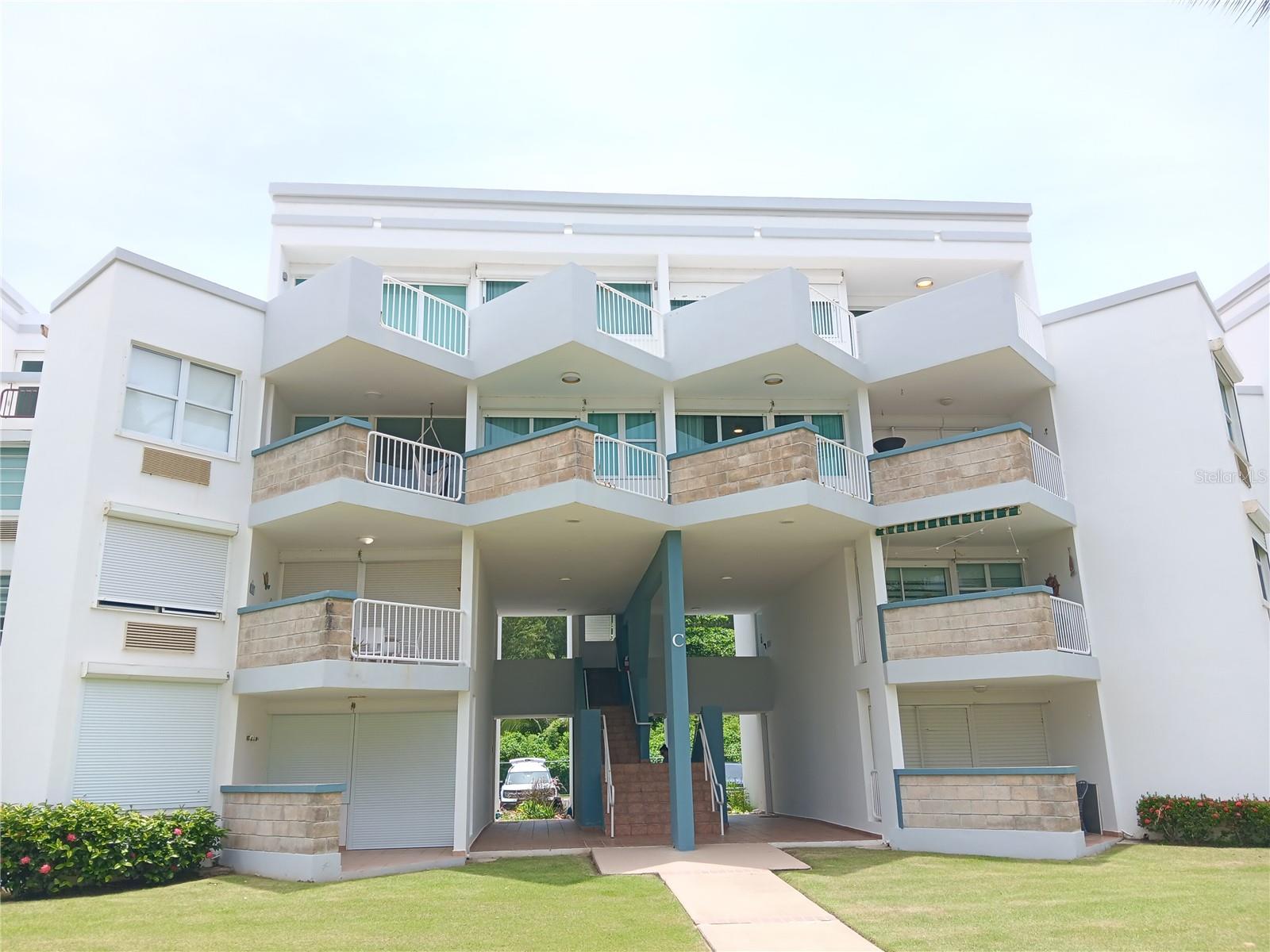 Beach Lovers!, Best ZPH, 2two level unit, 3 bedrooms and 2.5 Bathrooms, fully renovated at Veredas del Mar Condominium. Step to the beach. Security guard house at the entrance. Beach access gated. This beautiful PH is available for July 2025. First level entrance, kitchen, living and dining room and balconies. Top level huge family area and 3 bedrooms and 2.5 baths and balconies.
Covered terrace with great family area featuring a billiard table, wet bar, and dedicated office space.
Two parking spaces assigned.
