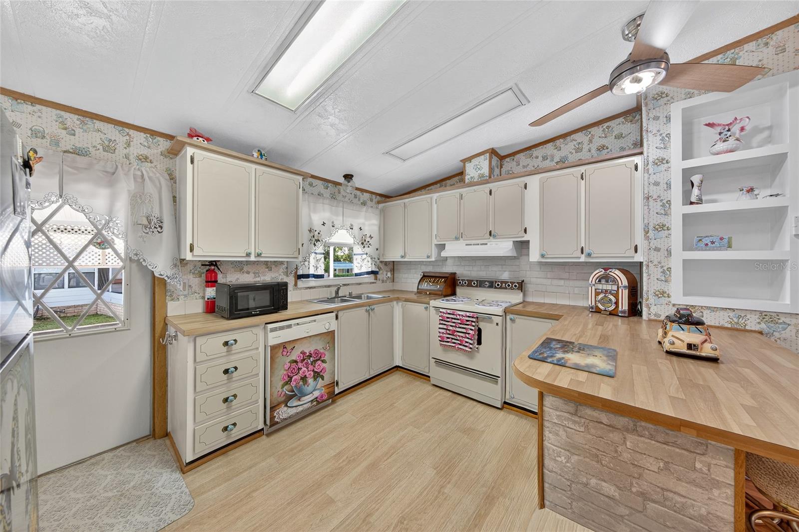 BANBURY VILLAGE CONDO - Residential