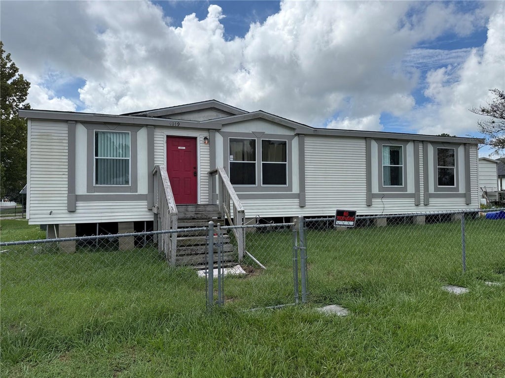 Photo of 4119 SE Lemon Avenue, Highland City, FL 33846 (MLS # L4964865)