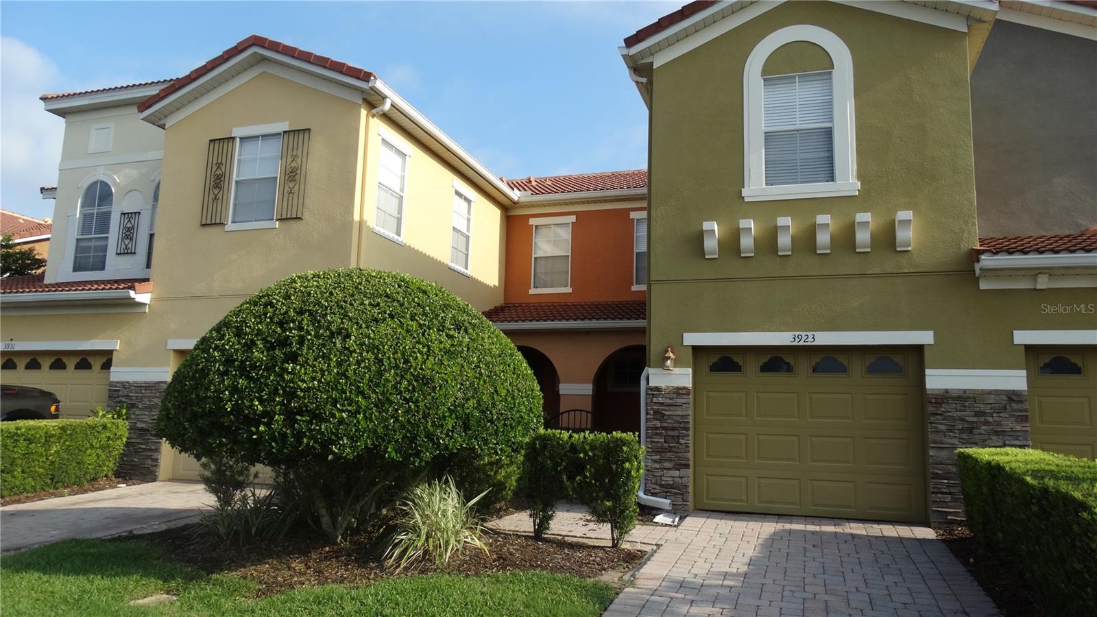 Beautiful townhome in the center of Orlando, City of Team Parks, near restaurants, shopping, and more. Do not miss out on this rental opportunity.