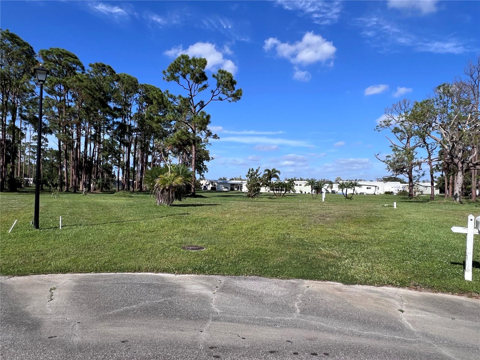 HOLIDAY PARK - Land
