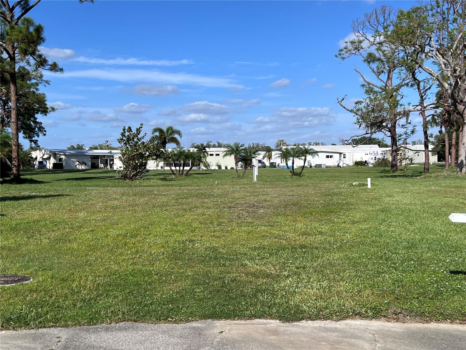 HOLIDAY PARK - Land