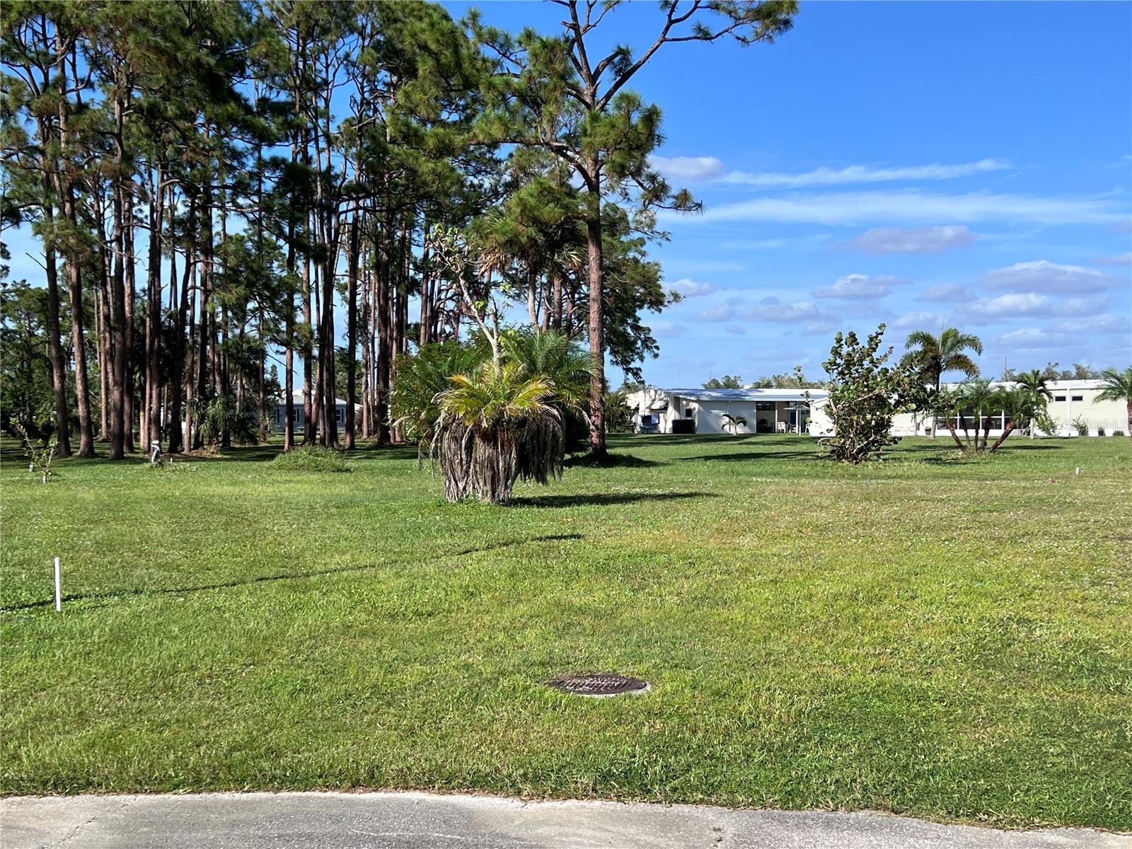 HOLIDAY PARK - Land