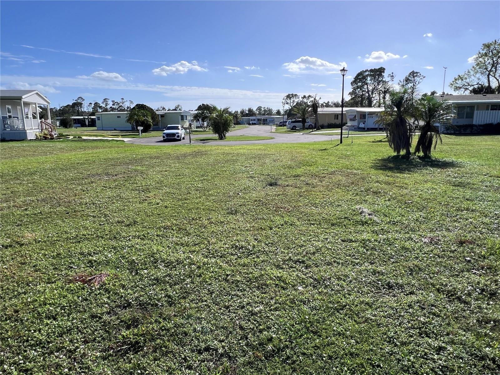 HOLIDAY PARK - Land
