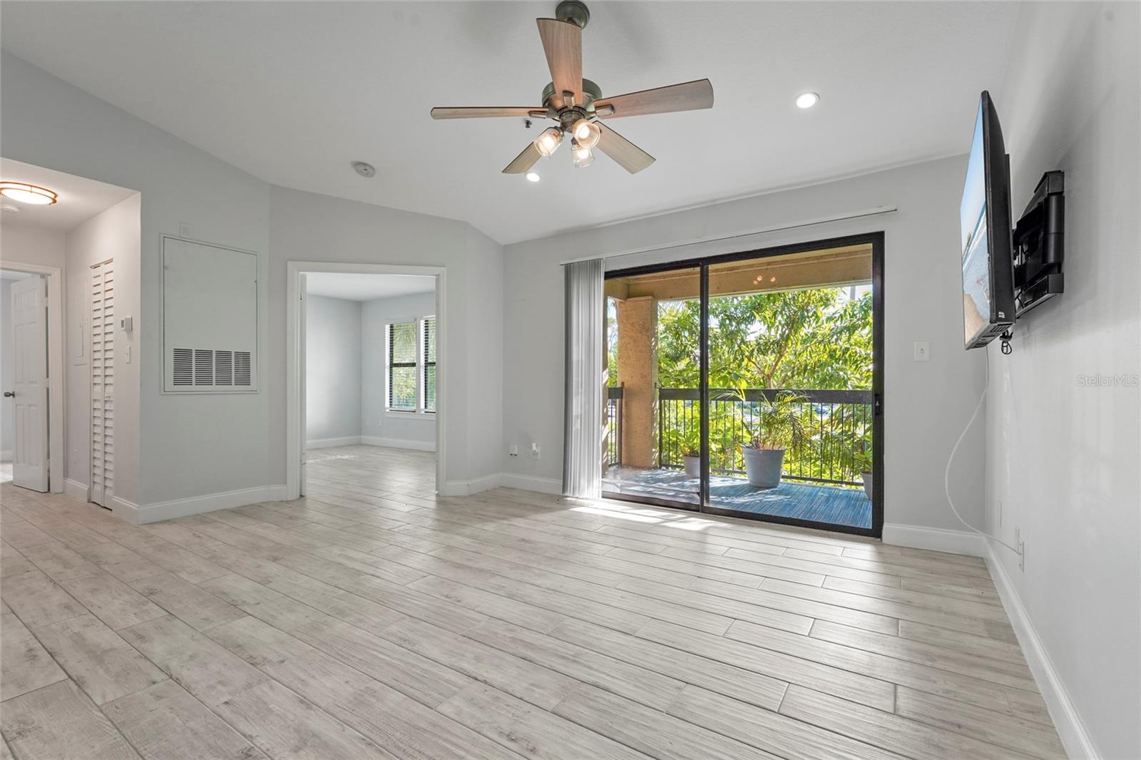 VINTAGE GRAND - Residential Lease