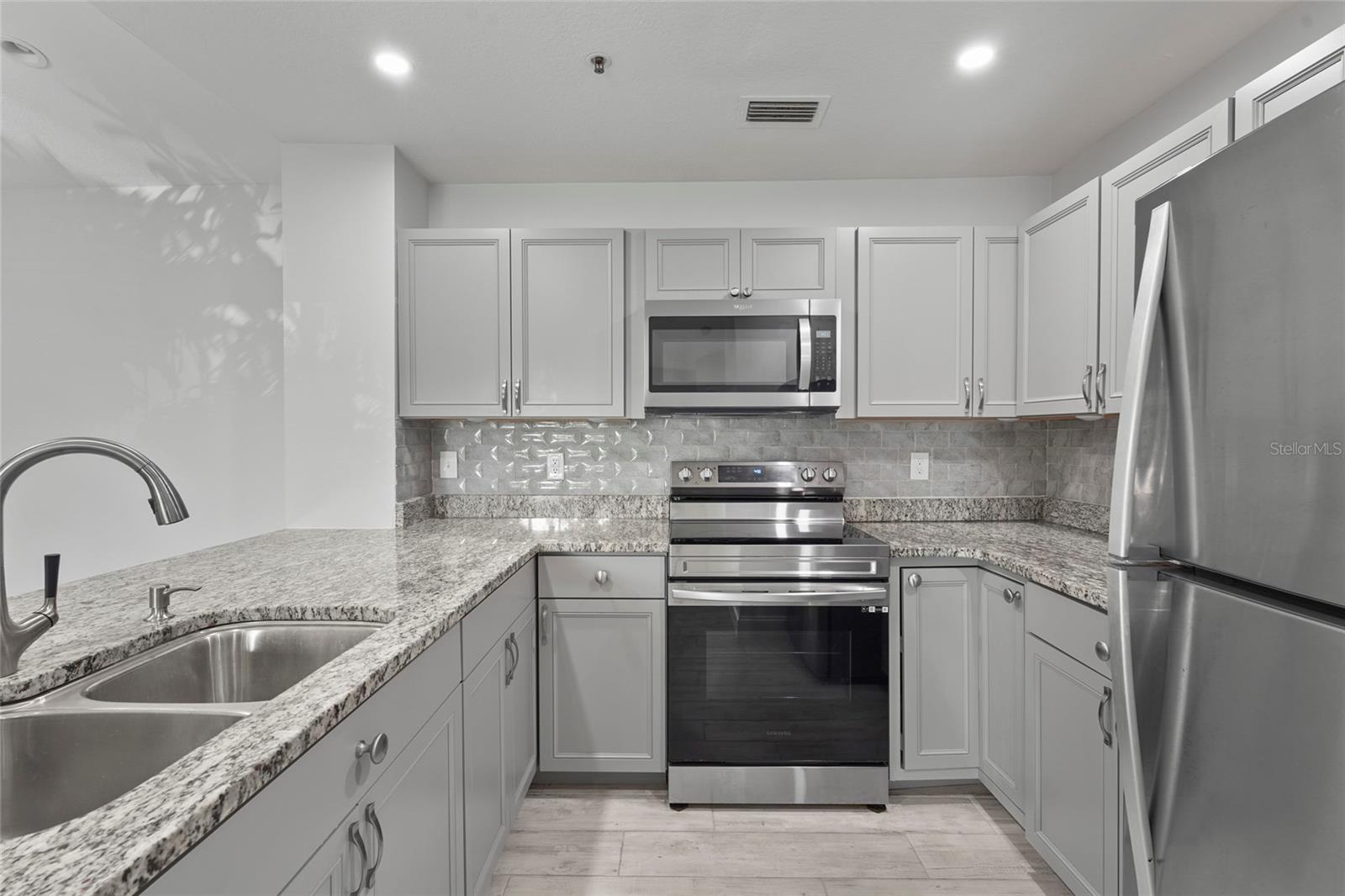 VINTAGE GRAND - Residential Lease