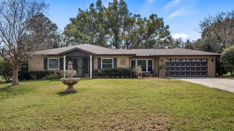 A home in HOWEY IN THE HILLS