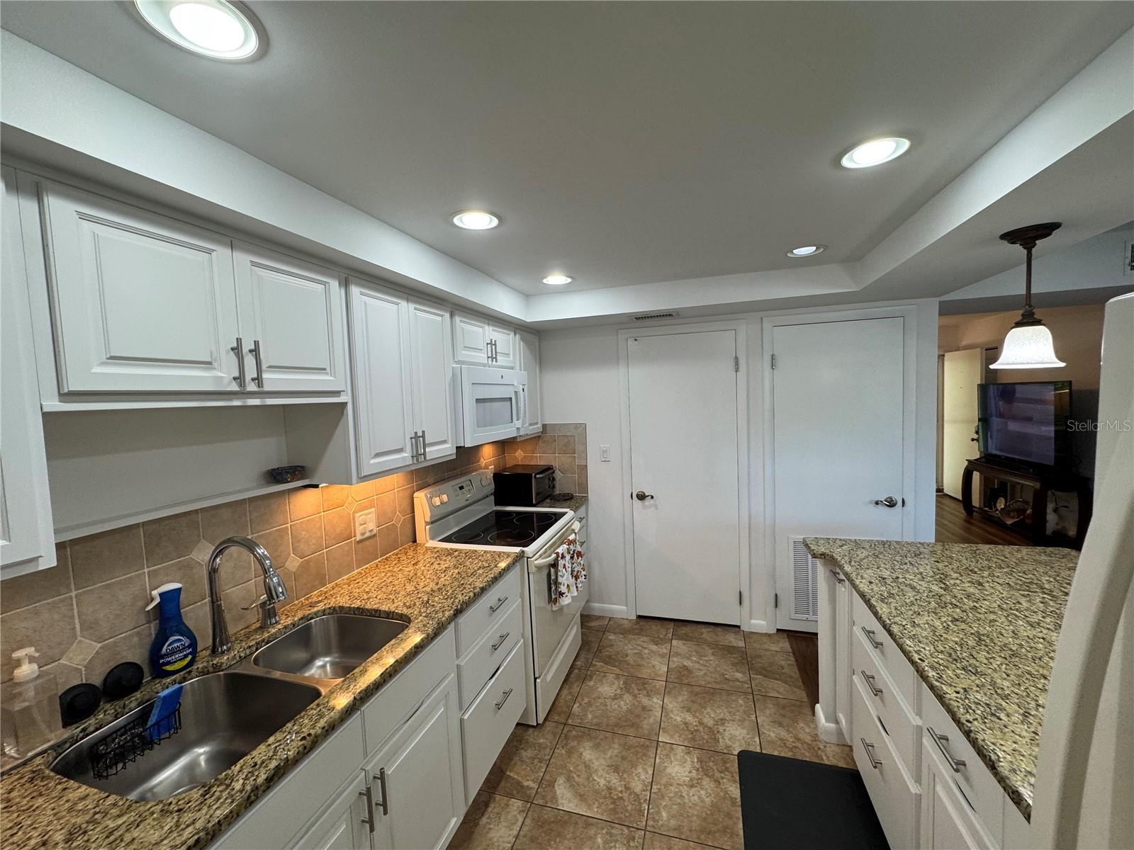 1130 N LAKE PARKER AVENUE B111