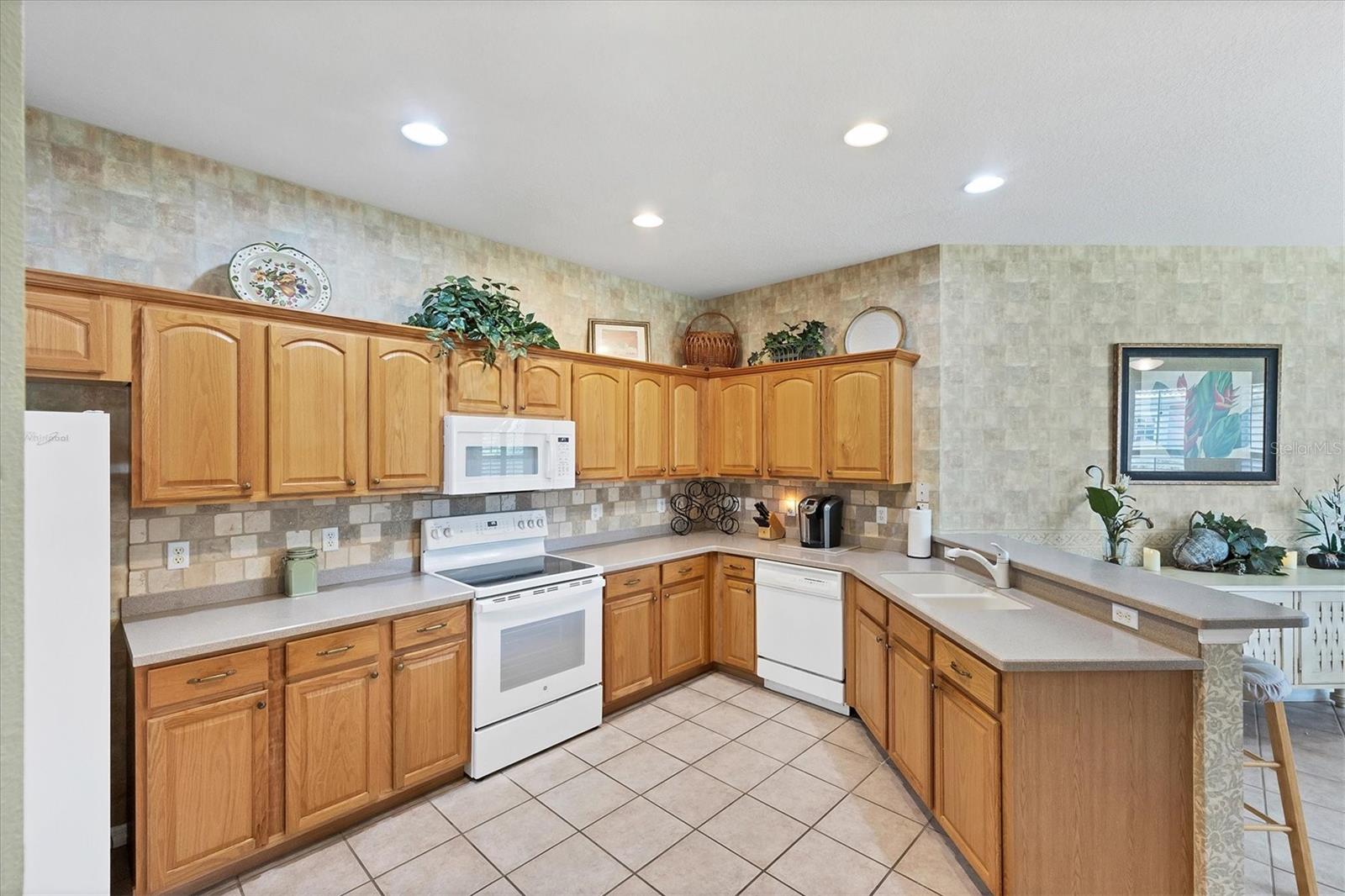 PELICAN POINTE GOLF & COUNTRY CLUB - Residential