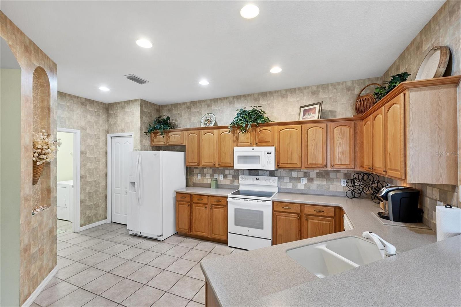 PELICAN POINTE GOLF & COUNTRY CLUB - Residential