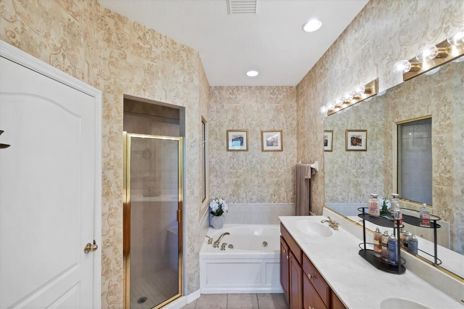 PELICAN POINTE GOLF & COUNTRY CLUB - Residential