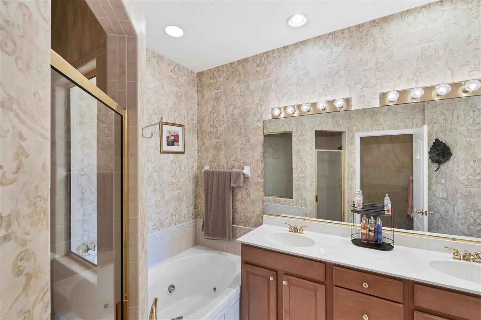 PELICAN POINTE GOLF & COUNTRY CLUB - Residential