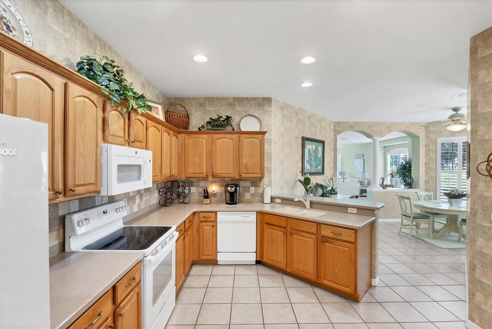 PELICAN POINTE GOLF & COUNTRY CLUB - Residential