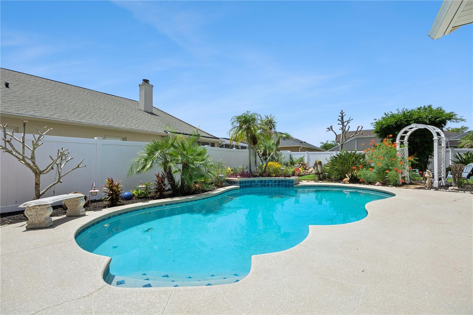 524 LAKEHAVEN CIRCLE