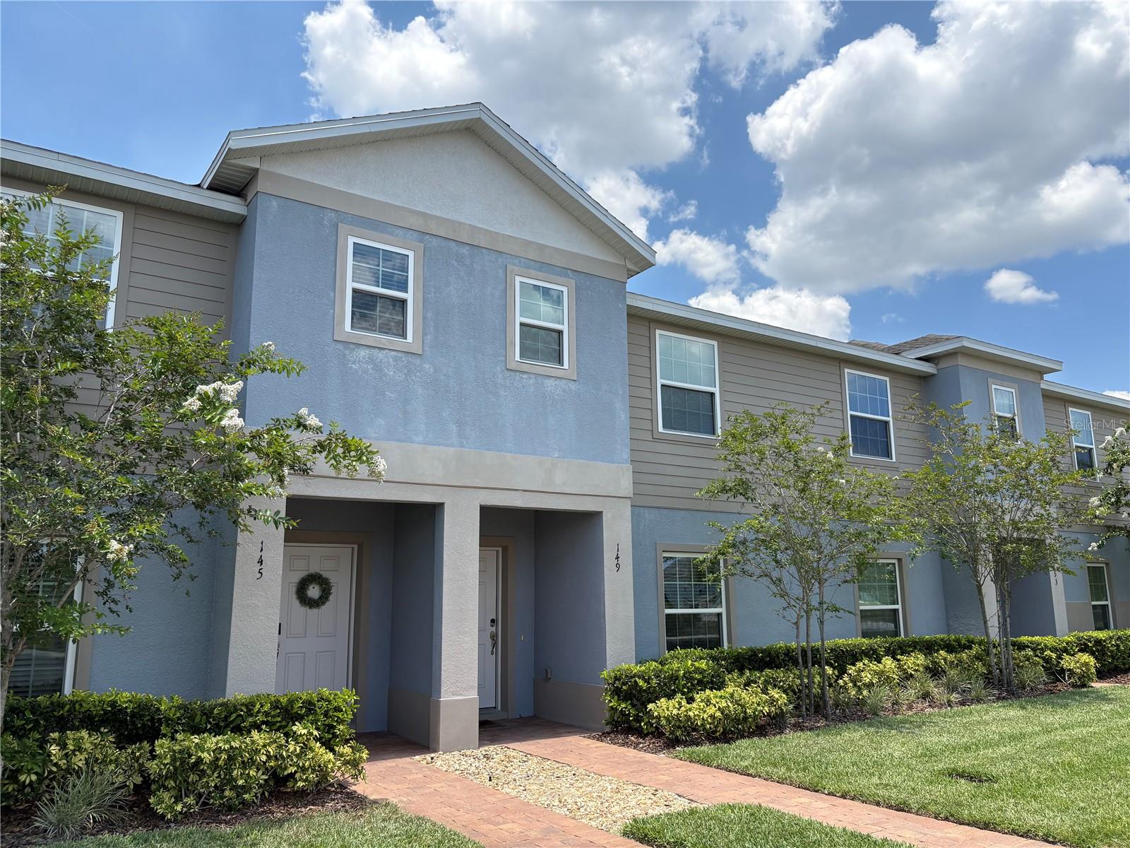 Fully Furnished 3 Bedroom / 2.5 Bathroom Townhome in a Desirable Gated Community!
Prime location with quick access to Hwy 27, I-4, US 192, US 17, 429, Champions Gate, and Solterra. Just 20 minutes from Disney parks and close to top-rated schools, shopping, dining, golfing, and entertainment.