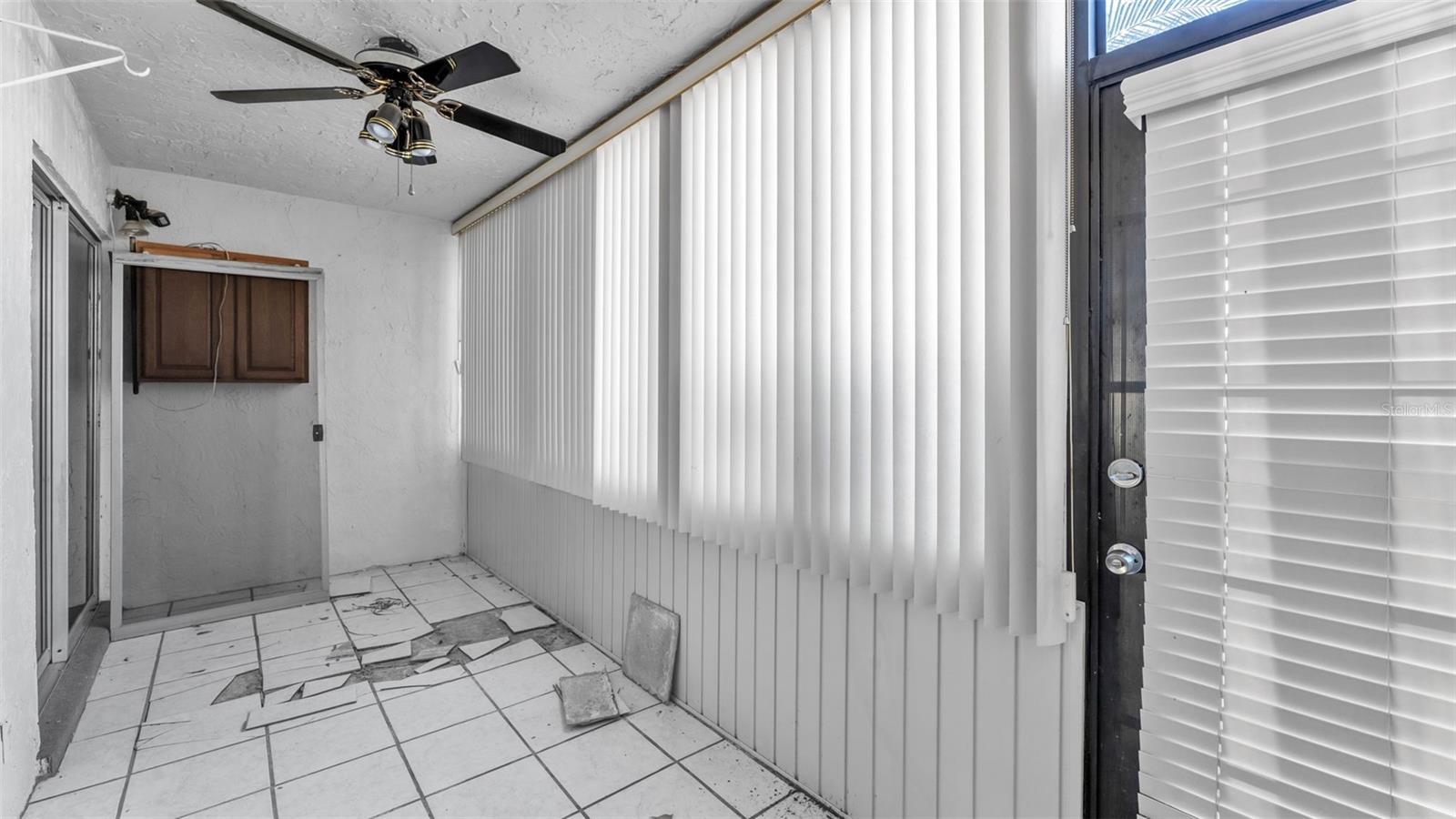 LAKESIDE VILLAGE #1 COND CB 3 PGS 17-20 - Residential