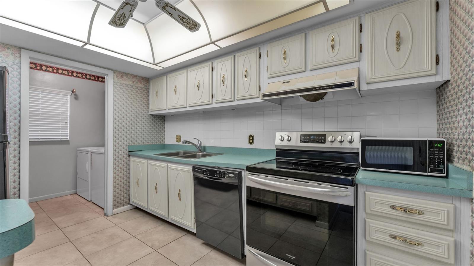 LAKESIDE VILLAGE #1 COND CB 3 PGS 17-20 - Residential