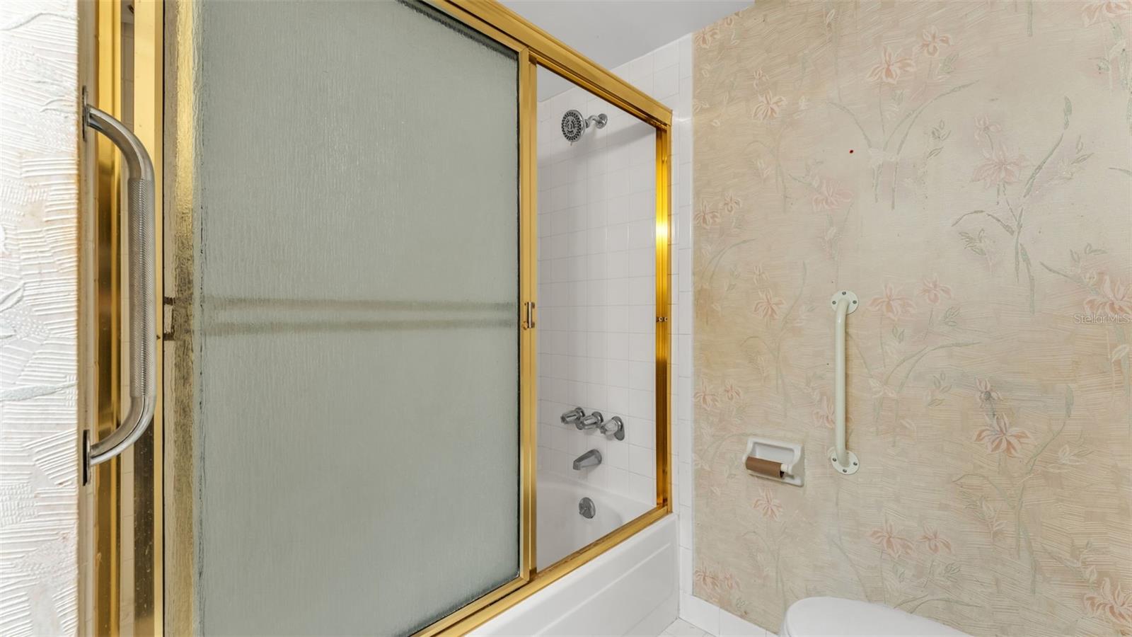 LAKESIDE VILLAGE #1 COND CB 3 PGS 17-20 - Residential