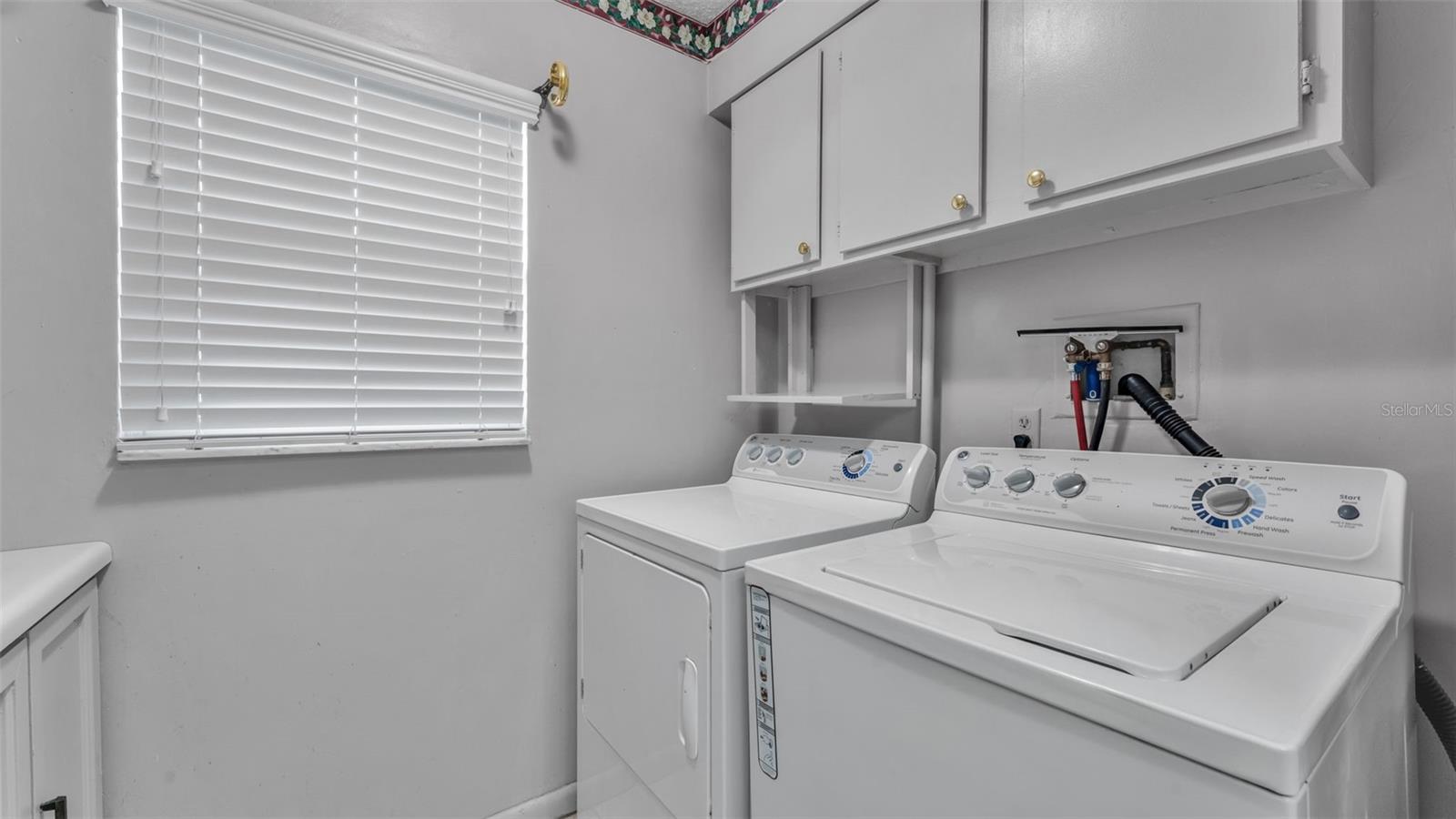 LAKESIDE VILLAGE #1 COND CB 3 PGS 17-20 - Residential