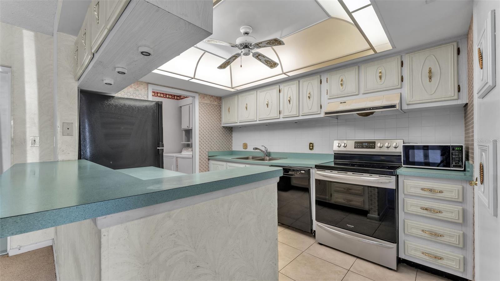 LAKESIDE VILLAGE #1 COND CB 3 PGS 17-20 - Residential