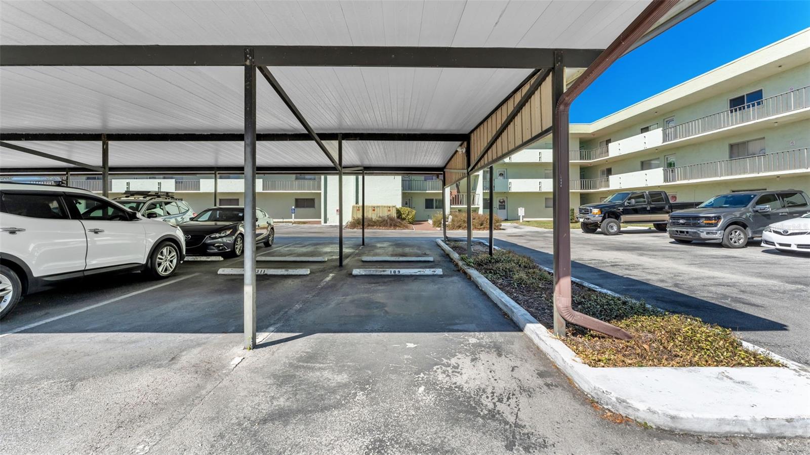 LAKESIDE VILLAGE #1 COND CB 3 PGS 17-20 - Residential