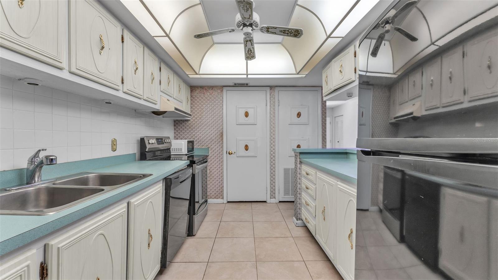 LAKESIDE VILLAGE #1 COND CB 3 PGS 17-20 - Residential