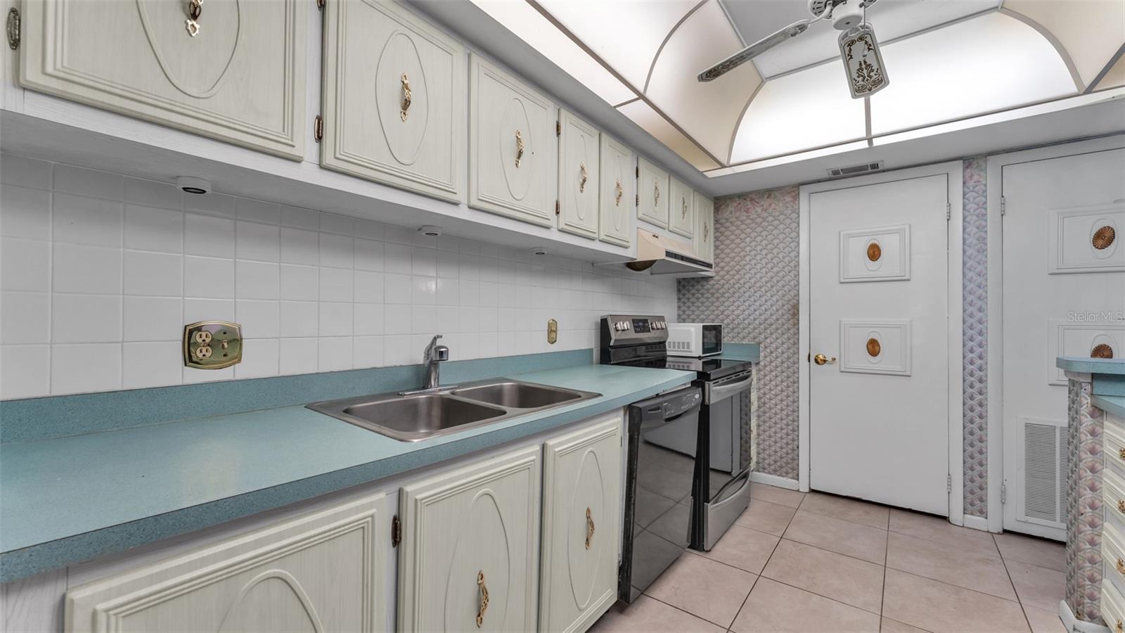 LAKESIDE VILLAGE #1 COND CB 3 PGS 17-20 - Residential