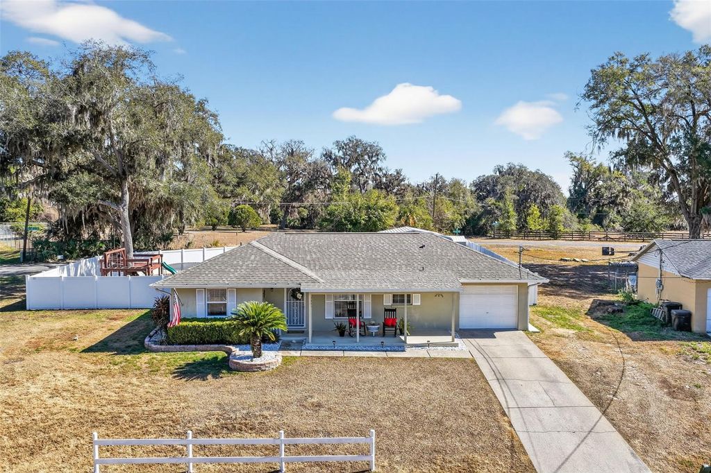 Photo of 12905 SE 117th Ct, Ocklawaha, FL 32179 (MLS # OM718102)