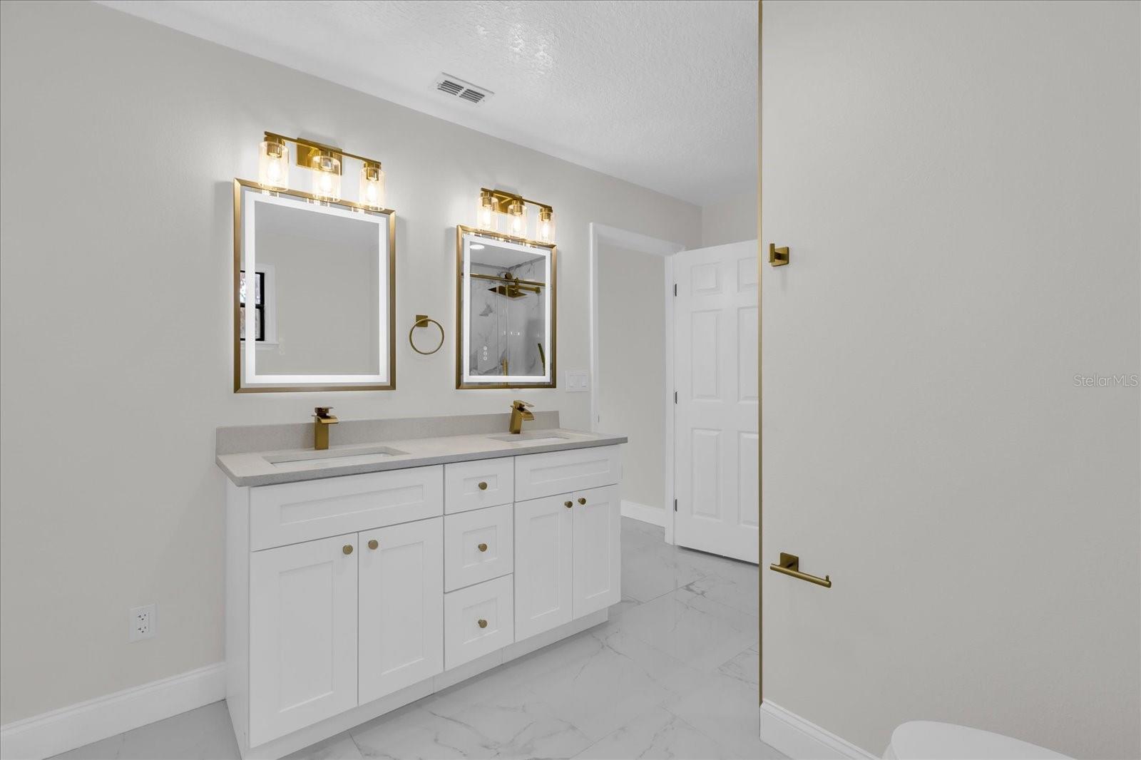 MC NEILS ORANGE VILLA - Residential