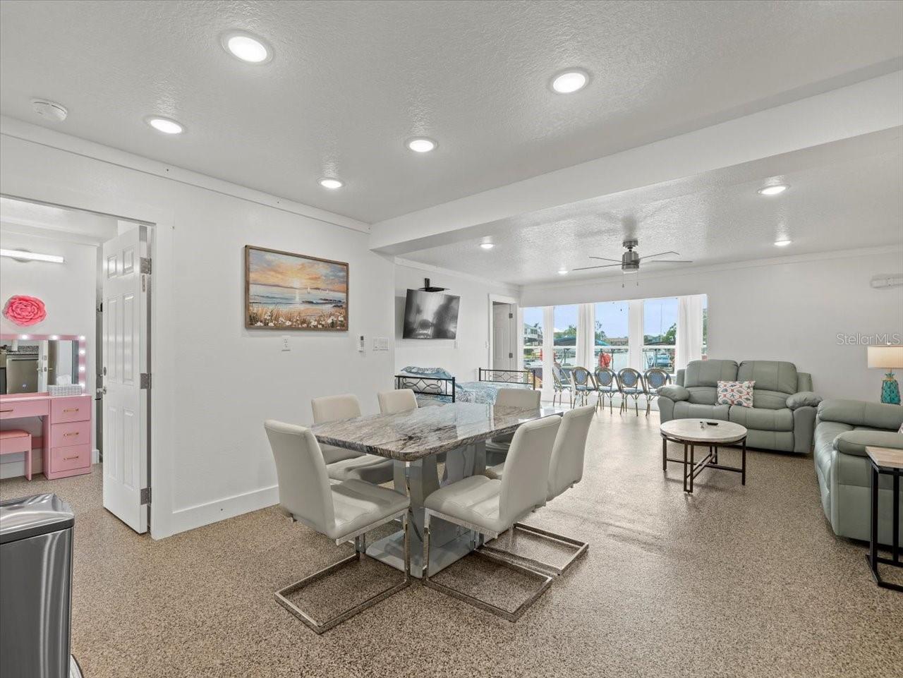 GULF COAST RET - Commercial Sale