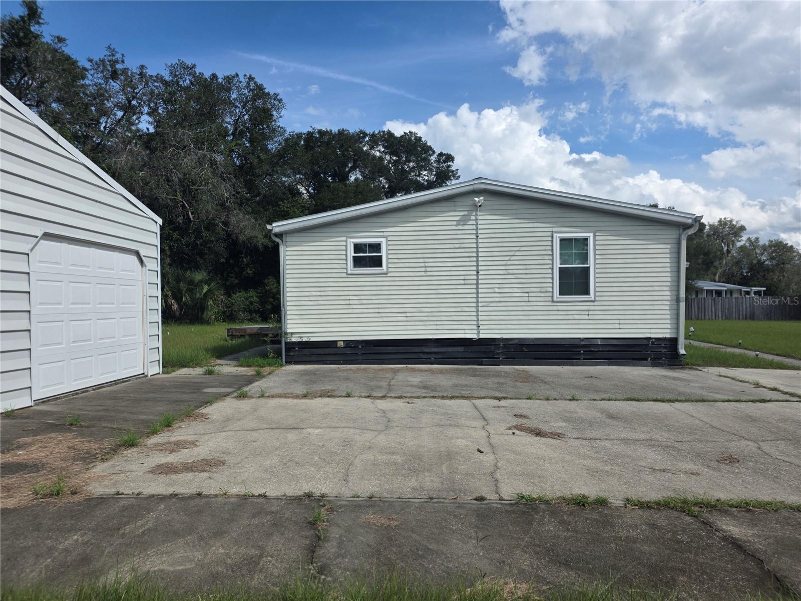 HILLTOP MANOR - Residential Lease