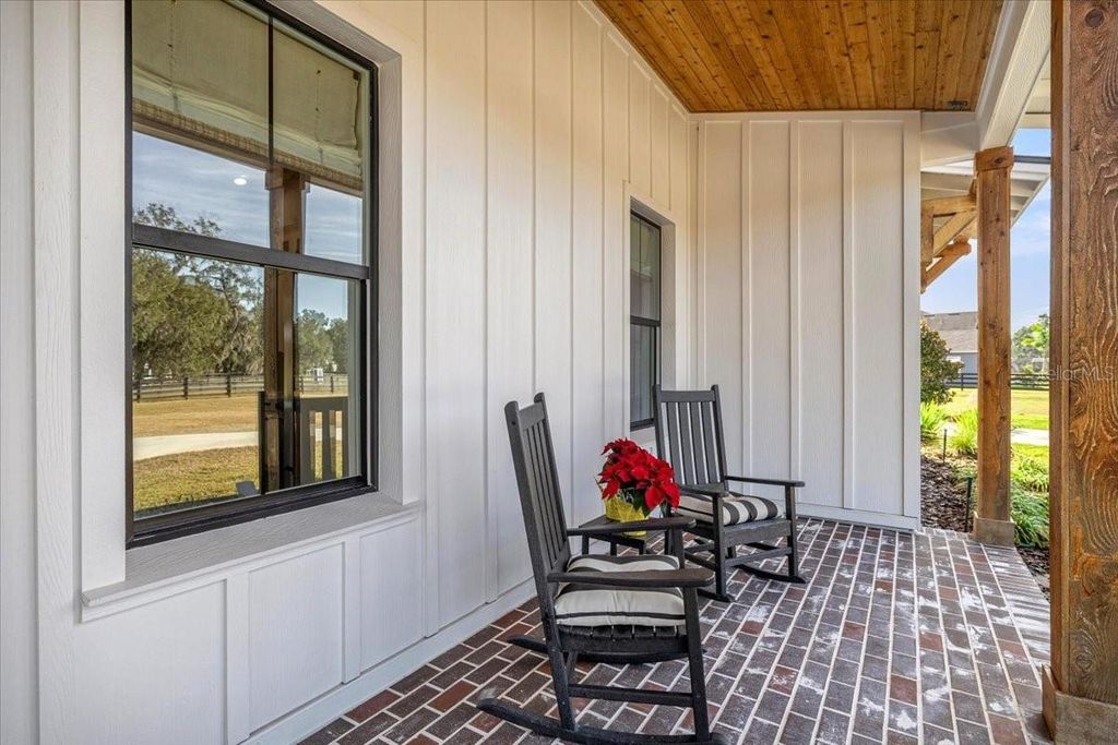 Photo of 10561 NE 104th Circle, Oxford, FL 34484 (MLS # OM714193)