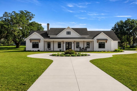 Photo of 10561 NE 104th Circle, Oxford, FL 34484 (MLS # OM714193)