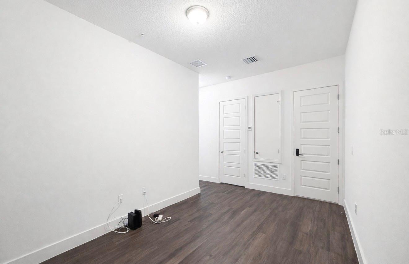 LIVE/WORK UNS/UPTOWN AVALON - Residential Lease