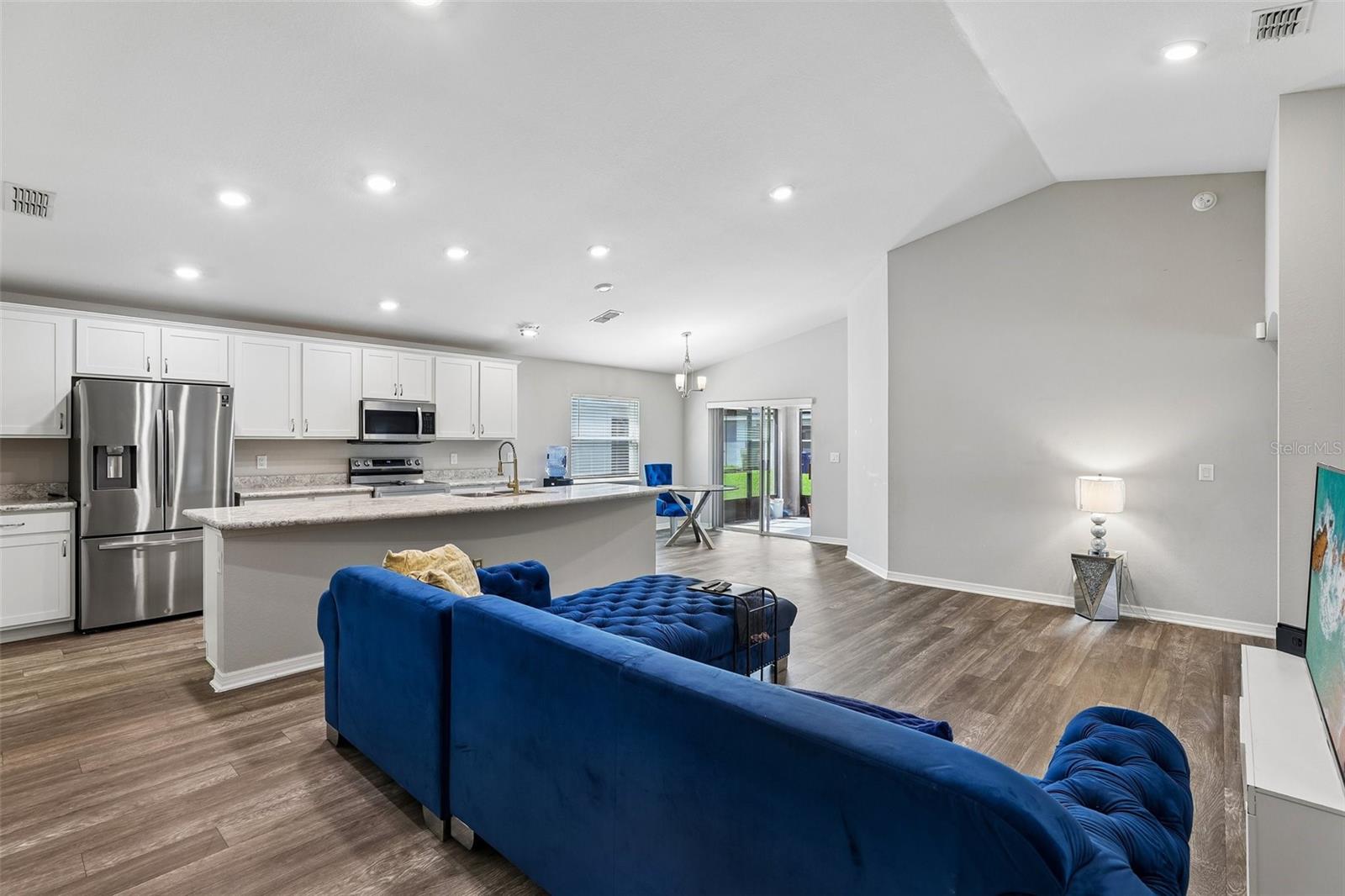 1042 CORSO DR