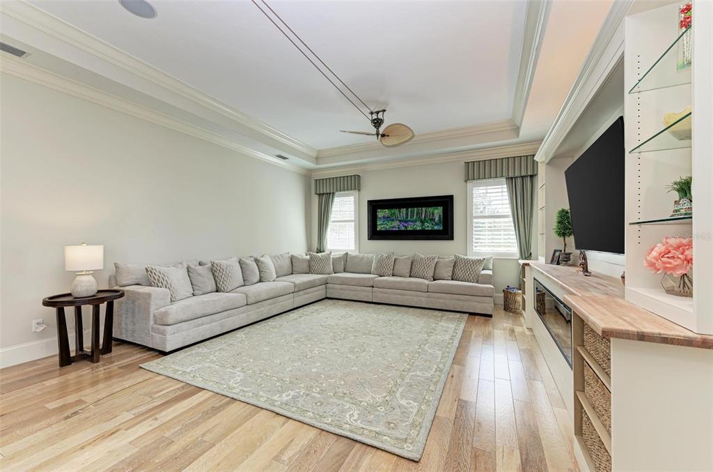 FOUNDERS CLUB - Residential