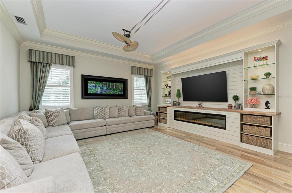 FOUNDERS CLUB - Residential