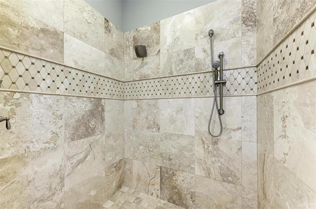 FOUNDERS CLUB - Residential