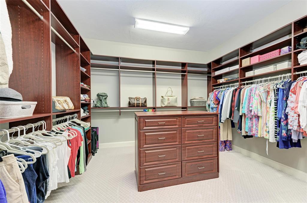 FOUNDERS CLUB - Residential