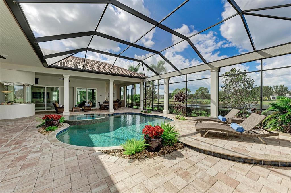 FOUNDERS CLUB - Residential