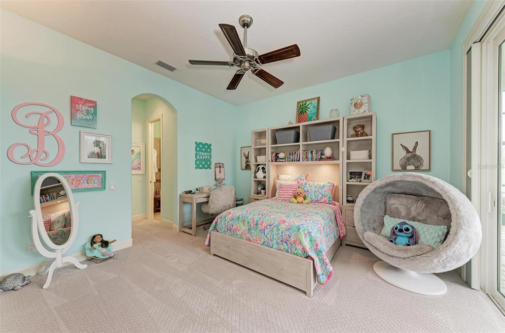 FOUNDERS CLUB - Residential